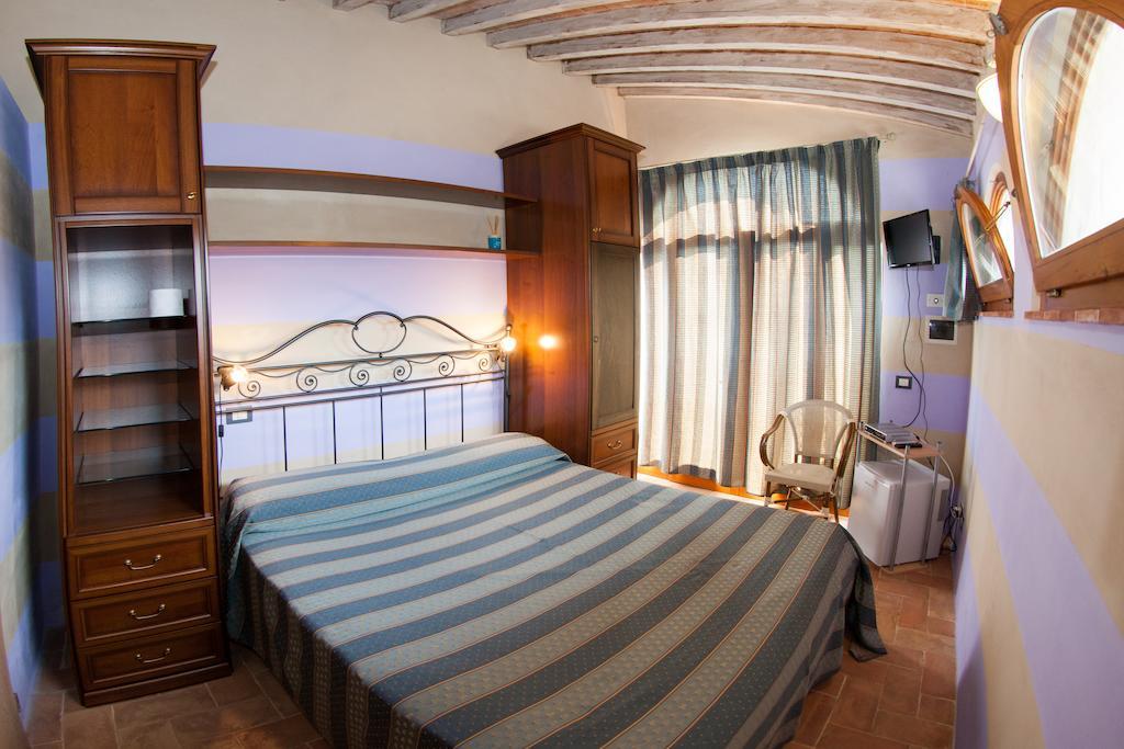 Casa Vacanze Casale al Pino Riparbella Camera foto